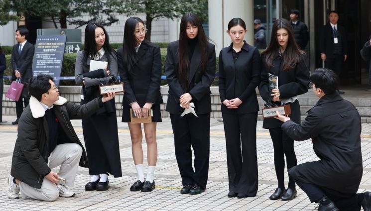 [속보] 법원 "뉴진스 멤버들, 독자 활동 금지해야"…어도어 가처분 인용