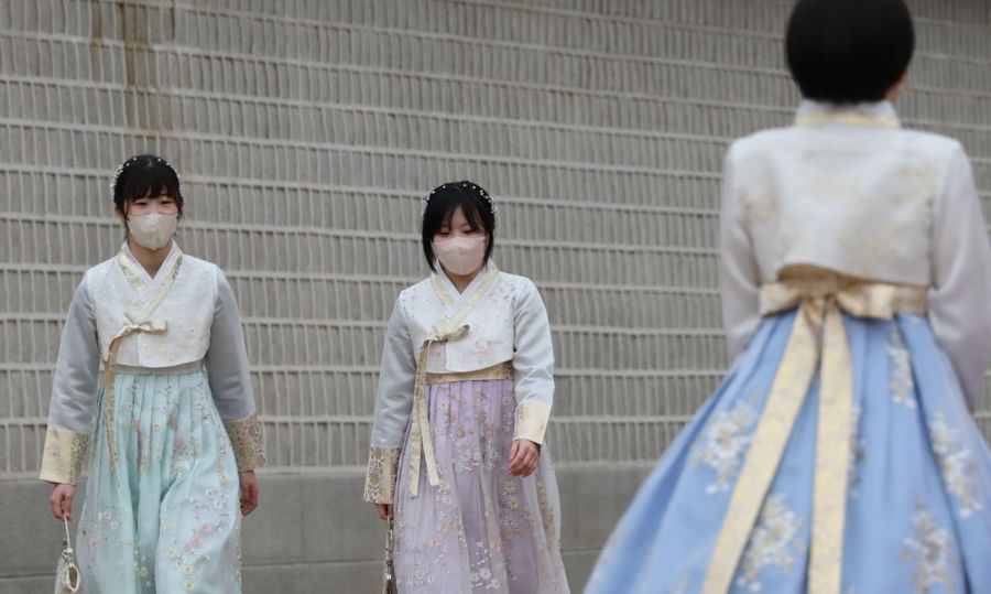 미세먼지에 황사까지 유입된 12일 서울 경복궁에서 관광객과 시민들이 이동하고 있다. 연합뉴스