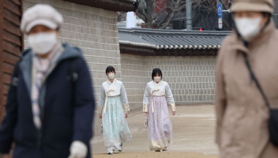 미세먼지에 황사까지 유입된 12일 서울 경복궁에서 관광객과 시민들이 이동하고 있다. 연합뉴스
