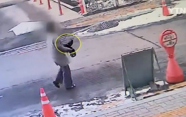 김하늘양 살해 혐의를 받는 대전 초등학교 교사 명재완이 범행 당일인 지난달 10일 무단외출해 흉기를 구매한 뒤 학교로 돌아오고 있다. YTN