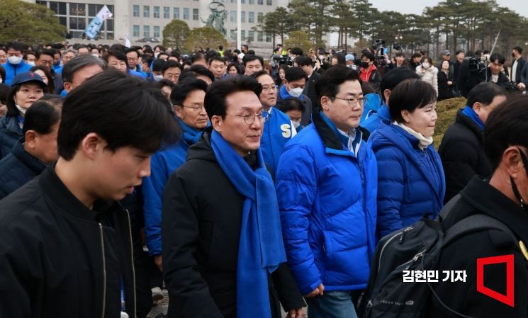 윤석열 대통령 파면 촉구 도보행진에 참가한 더불어민주당 의원들이 12일 국회에서 광화문을 향해 출발하고 있다. 2025.3.12 김현민 기자