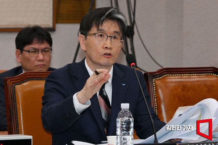 오동운 공수처장이 12일 국회에서 열린 법제사법위원회 전체회의에서 윤석열 대통령의 구속 취소 결정과 관련한 질의에 답하고 있다. 2025.3.12 김현민 기자