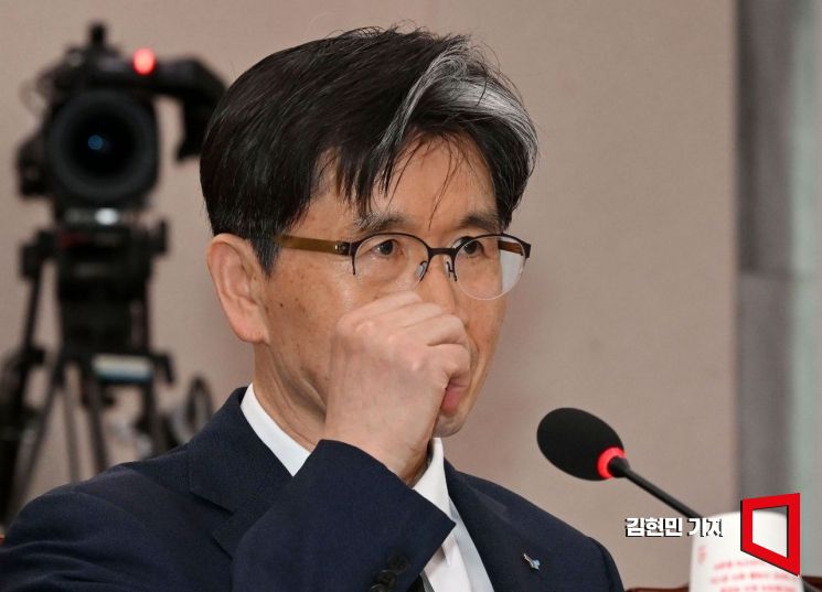 오동운 공수처장이 12일 국회에서 열린 법제사법위원회 전체회의에서 윤석열 대통령의 구속 취소 결정과 관련한 질의에 답하고 있다. 2025.3.12 김현민 기자