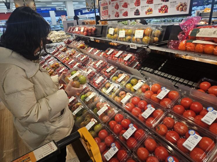 이마트, 봄 먹거리 행사…제철 과일 '토마토' 등 할인