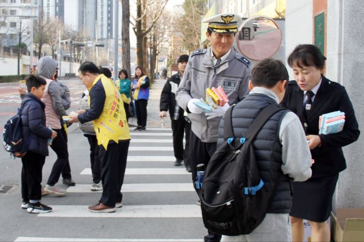 광주시는 12일 자치구, 시교육청, 경찰청, 민간단체 등과 함께 초등학교 20곳에서 신학기 ‘등하굣길 안전 캠페인’을 벌였다. 광주시 제공
