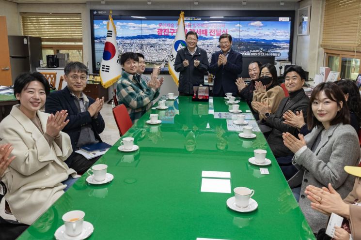 김경호 광진구청장 롯데캐슬 이스트폴 입주민으로부터 감사패 받아