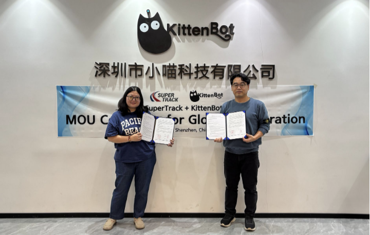 슈퍼트랙과 중국 키튼봇 관계자가 양해각서(MOU) 체결식을 하는 모습