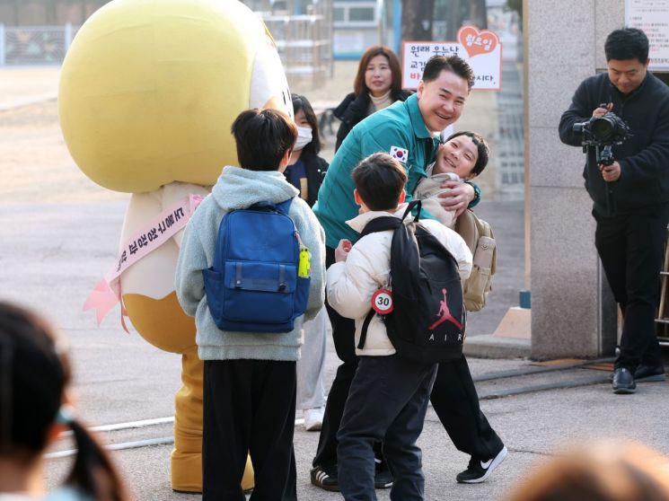 오언석 도봉구청장 등굣길 현장서 학생·학부모와 소통