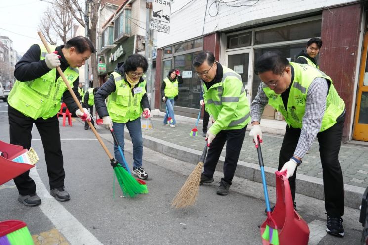 8년째 계속된 류경기 중랑구청장 '골목 청소'...중랑구민들 '환호' 