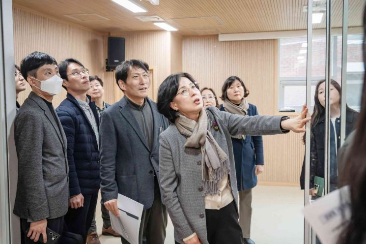 이수희 강동구청장이 ‘성내 분토골 경로당’ 공사 현장을 꼼꼼히 살피고 있다. 강동구 제공.