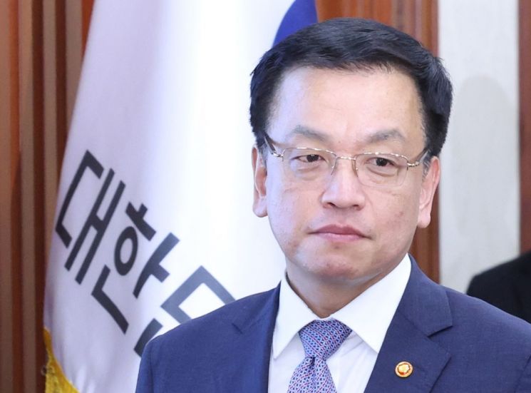 최 대행 "韓 대미 흑자, 미국 현지투자 확대에 따른 일시적 현상"   