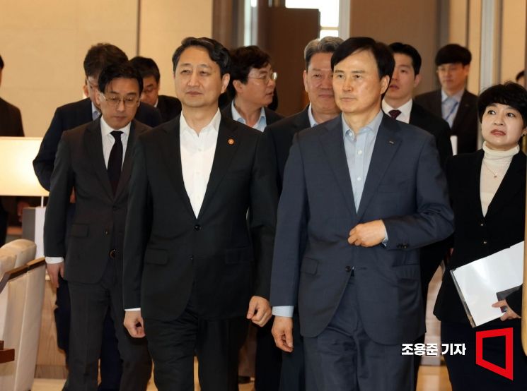 [포토] 미 철강관세 관련 간담회 참석하는 안덕근 장관