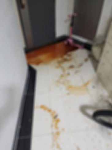 층간소음 항의 아랫집 현관문에 액젓·분뇨 투척…40대 입건