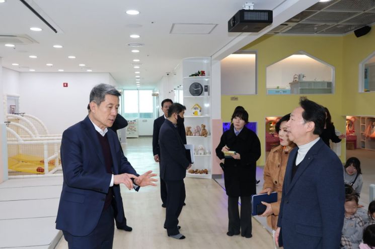지난 10일 이강덕 포항시장(왼쪽)이 흥해아이누리플라자을 방문해 시설을 둘러보고 있다. 포항시 제공