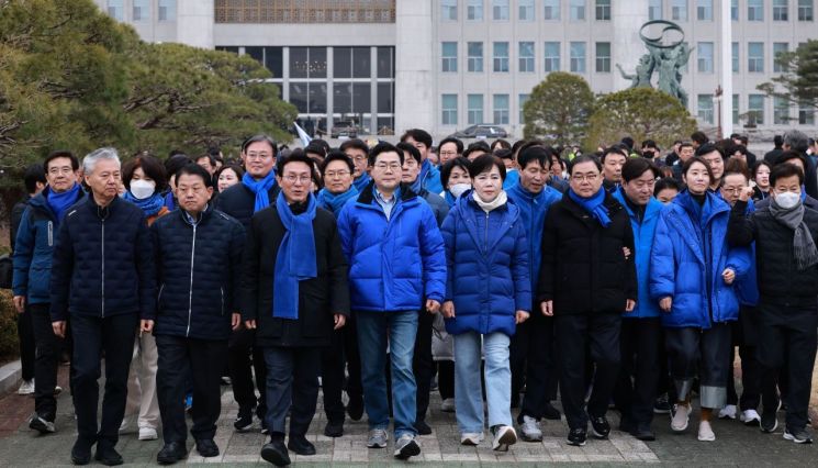 12일 민주당 의원과 당직자 등 500여 명은 여의도에서 광화문까지 도보 행진을 했다.
