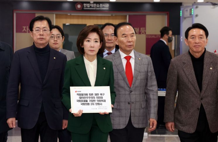 나경원 의원 등 국민의힘 의원 82명은 12일 헌법재판소에 윤석열 대통령 탄핵 기각을 촉구하는 탄원서를 제출했다.