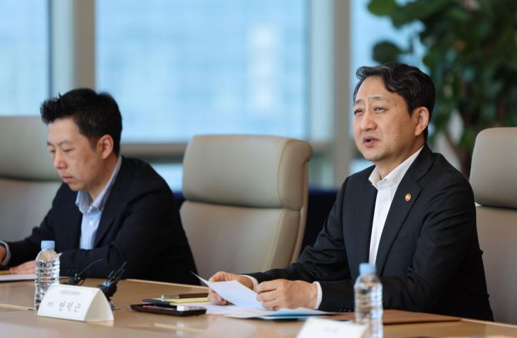 안덕근 산업장관 "3월중 철강 관세 조치 극복 방안 마련"  