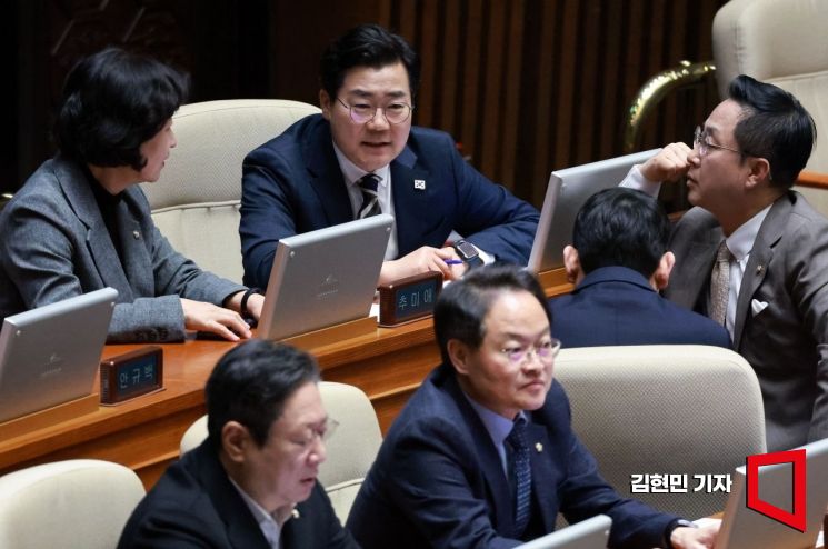 [포토] 대화하는 민주당 원내지도부