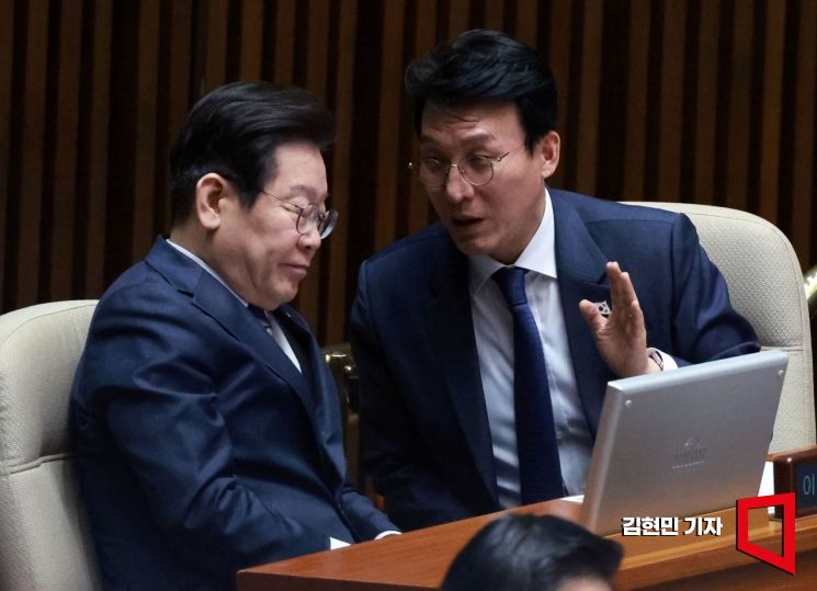 [포토] 대화하는 이재명-김민석