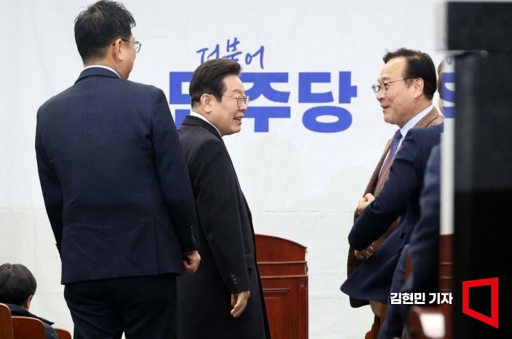 [포토] 비공개 의총 참석하는 이재명