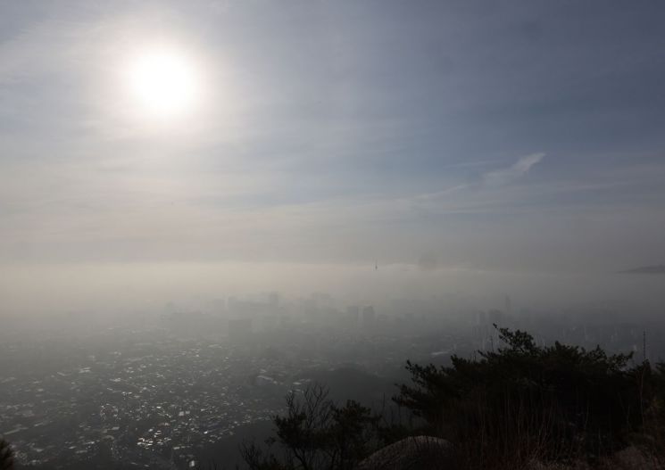 황사의 영향으로 전국 미세먼지 농도가 '나쁨' 수준을 보인 13일 서울 종로구 인왕산에서 바라본 서울 도심이 뿌옇다. 연합뉴스
