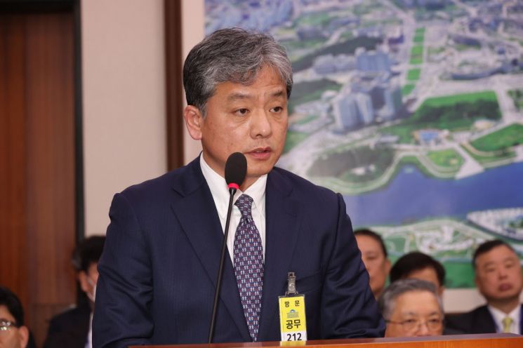 13일 국회에서 열린 국토교통위원회 전체회의에 주우정 현대엔지니어링 대표가 출석해 의원질의에 답하고 있다. 연합뉴스