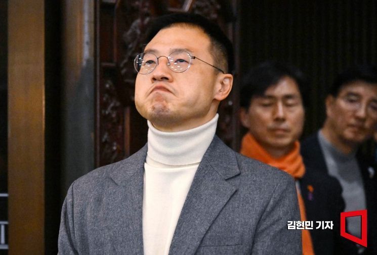 김상욱 국민의힘 의원이 7일 국회 본회의에서 윤석열 대통령의 탄핵소추안에 대해 투표한 뒤 로텐더홀에서 입장을 말하고 있다. 김현민 기자
