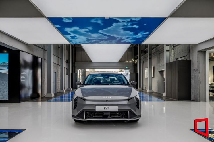 기아는 서울 성수동 '기아 언플러그드 그라운드'를 새로 단장하고 고객 참여 이벤트를 실시한다고 14일 밝혔다. 기아 언플러그드 그라운드 내 전시된 EV4(제공=기아)