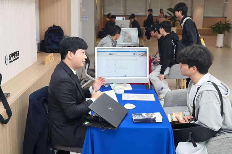 동아대 학술정보원, 전자·오디오북 체험 '전자정보박람회' 열어