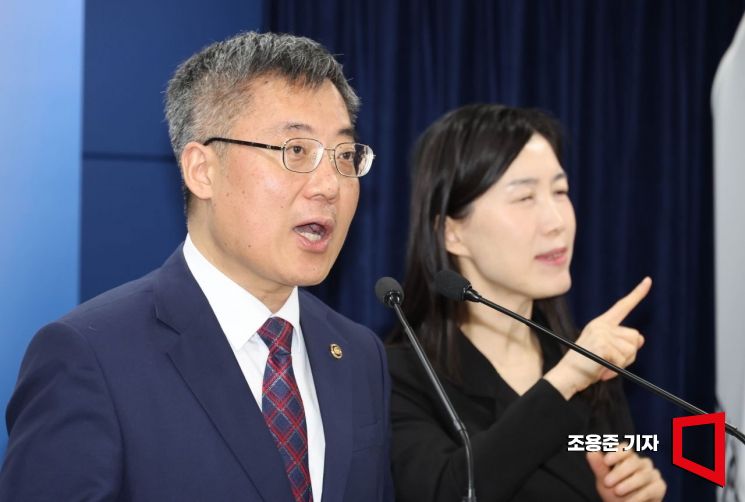 [포토] '명태균 특검법' 재의요구권 발표하는 김석우 차관