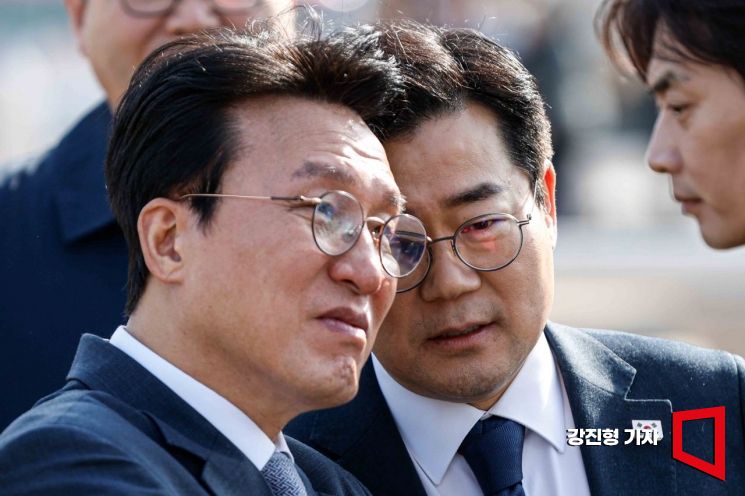[포토] 의견 나누는 박찬대 원내대표-김민석 최고위원