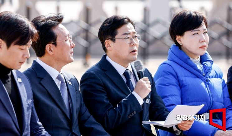 박찬대 더불어민주당 원내대표가 14일 서울 종로구 광화문 앞에서 열린 최고위원회의에 참석해 모두발언 하고 있다. 2025.3.14. 강진형 기자