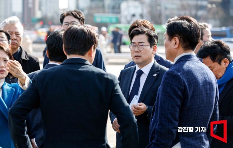 [포토] 민주당 당직자들과 의견 나누는 박찬대 원내대표