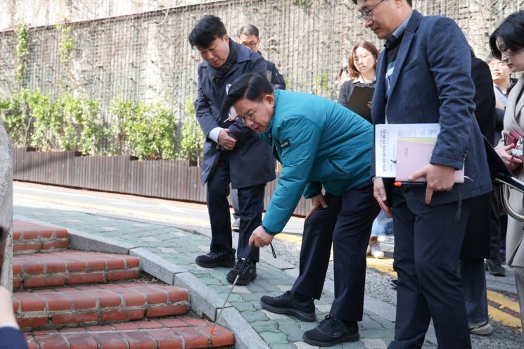 ‘현장’에 사는 박강수 마포구청장 곳곳 누비며 구민 안전 챙겨 