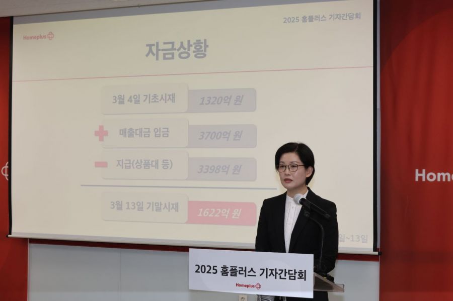 조주연 홈플러스 공동대표가 14일 서울 강서구 홈플러스 본사에서 열린 기업 회생절차(법정관리) 관련 기자간담회에서 자금 상황에 대해 말하고 있다. 오른쪽 사진은 김광일 홈플러스 부회장이 취재진의 질문에 답하고 있는 모습. 연합뉴스