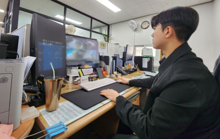 강형준 서울 성동경찰서 여성청소년강력범죄수사팀 순경(28)이 13일 성동구 내 공원 CCTV 탐문 수사를 벌이고 있다. 변선진 기자