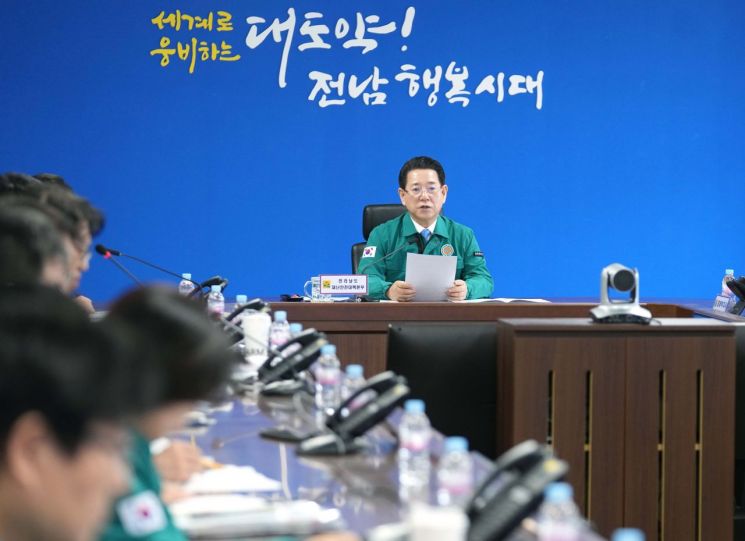 김영록 전라남도지사가 14일 오전 도청 재난상황실에서 영암군 한우농장 구제역 발생에 따른 긴급 방역대책 점검 회의를 주재하고 있다. 전남도 제공