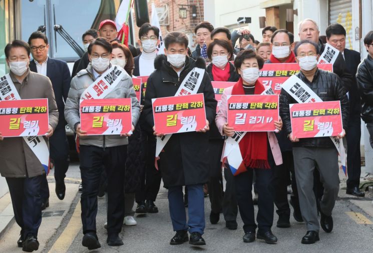 'Anti-impeachment' Rally Peaks After Impeachment Dismissal... Ruling Party Lawmakers Gather in Front of Constitutional Court (Comprehensive)