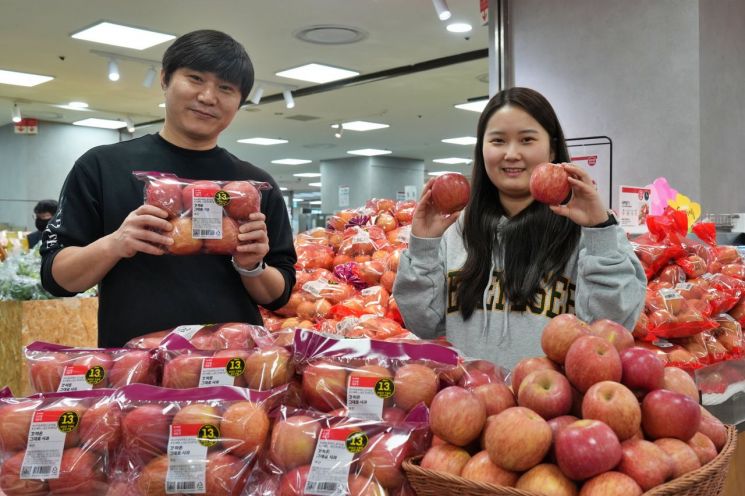 롯데마트 제타플렉스 잠실점에서 롯데마트 MD(상품기획자)들이 CA 저장 농산물을 선보이고 있다. 롯데마트 제공
