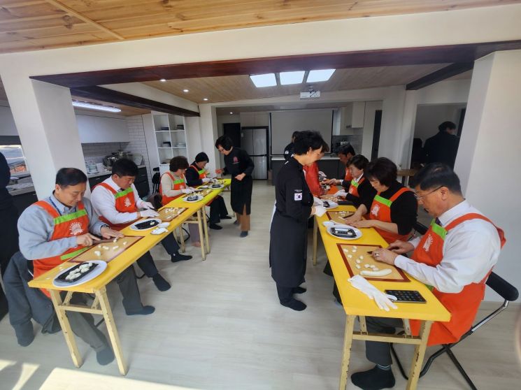 연천군이 지난 11일 한국전통음식연구소 부설 개성식문화연구원에서 김미경 군의회 의장 등 7명의 의원이 참가한 가운데 ‘개성음식 만들기 체험교육’을 실시하고 있다. 연천군 제공