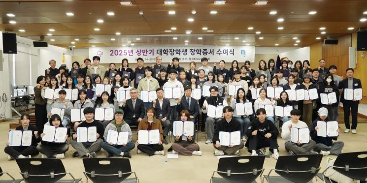 성남시장학회 증서수여식에서 기념촬영을 하고 있다. 성남시 제공