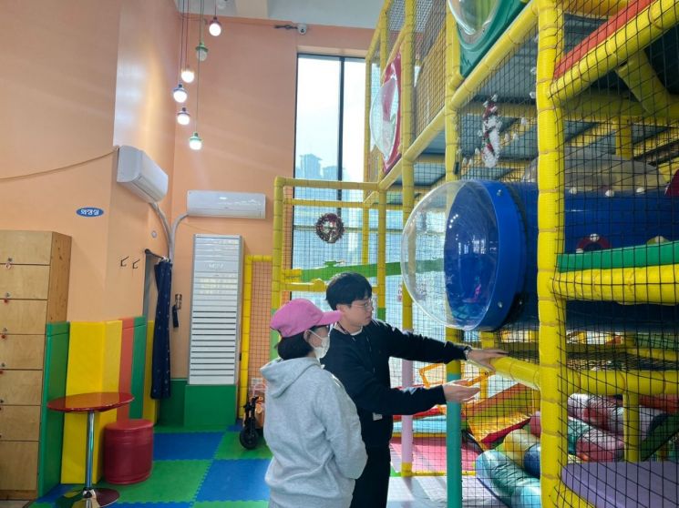 포항시 안전총괄과 점검반이 13일 어린이놀이시설 점검을 하고 있다. 포항시 제공