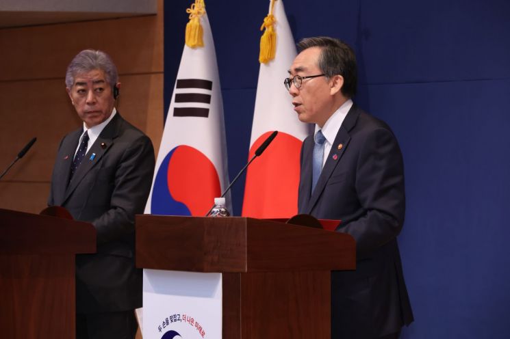 조태열 외교부 장관(오른쪽)과 이와야 다케시 일본 외무상. 연합뉴스