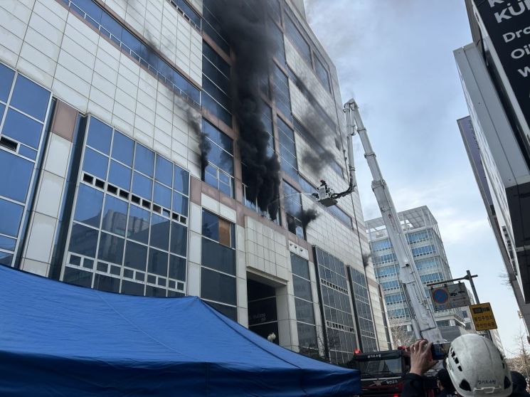 15일 오전 10시 8분쯤 경기 고양시 일산동구 관람집회시설 4층 경륜권판매소에 불이 났다. 경기도북부소방재난본부 제공