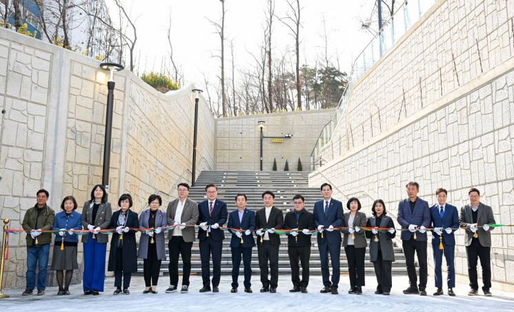김동근 시장이 지난 14일 ‘직동근린공원 진입광장 개장식’에서 참석자들과 기념사진을 찍고 있다. 의정부시 제공