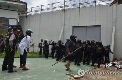 2017년 집단 탈옥 사태가 발생한 인도네시아 리아우주 페칸바루의 시알랑 붕쿡 남자 교도소 앞에서 경찰들이 진입을 준비하고 있다. 연합뉴스