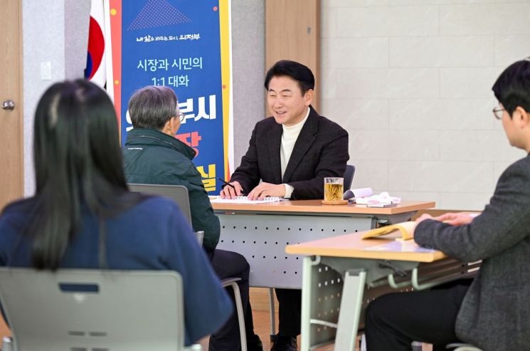 김동근 시장이 지난 14일 ‘현장시장실’을 열고 시민들과 소통하고 있다. 의정부시 제공