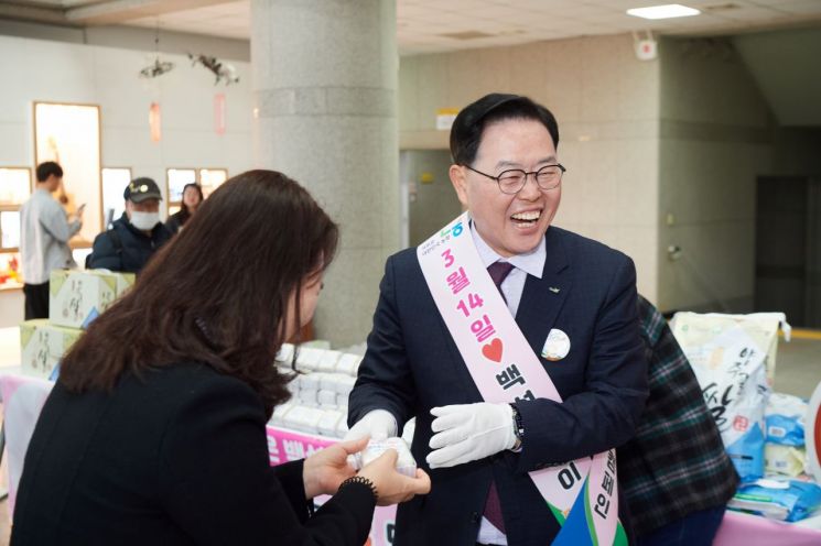 강수현 양주시장이 지난 14일 NH농협은행 양주시지부에서 주관한 ‘백설기-DAY’ 행사에 참석해 홍보활동을 벌이고 있다. 양주시 제공