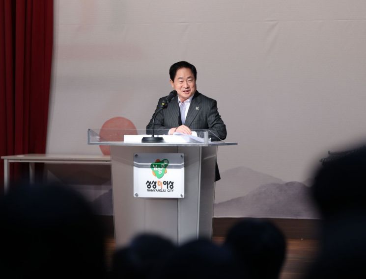 주광덕 남양주시장이 지난 14일 시청 다산홀에서 생활불편 민원 바로처리반을 대상으로 실무교육을 진행하고 있다. 남양주시 제공