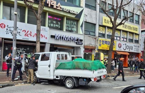 SUV 돌진 사고로 트럭이 가로수를 들이받은 현장. 독자 제공·연합뉴스